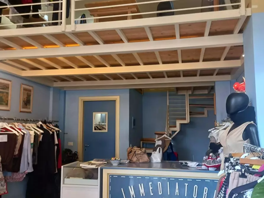 Immagine 11 di Negozio in vendita  a Ciriè