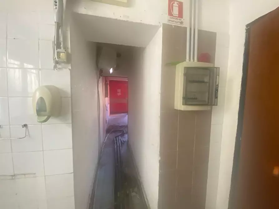 Immagine 20 di Negozio in vendita  a Capannori