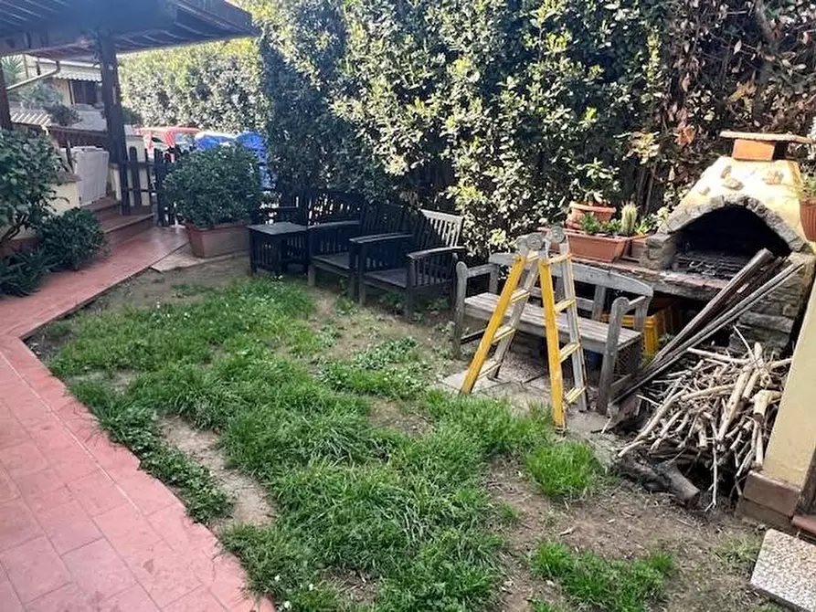 Immagine 17 di Villa in vendita  a Massa