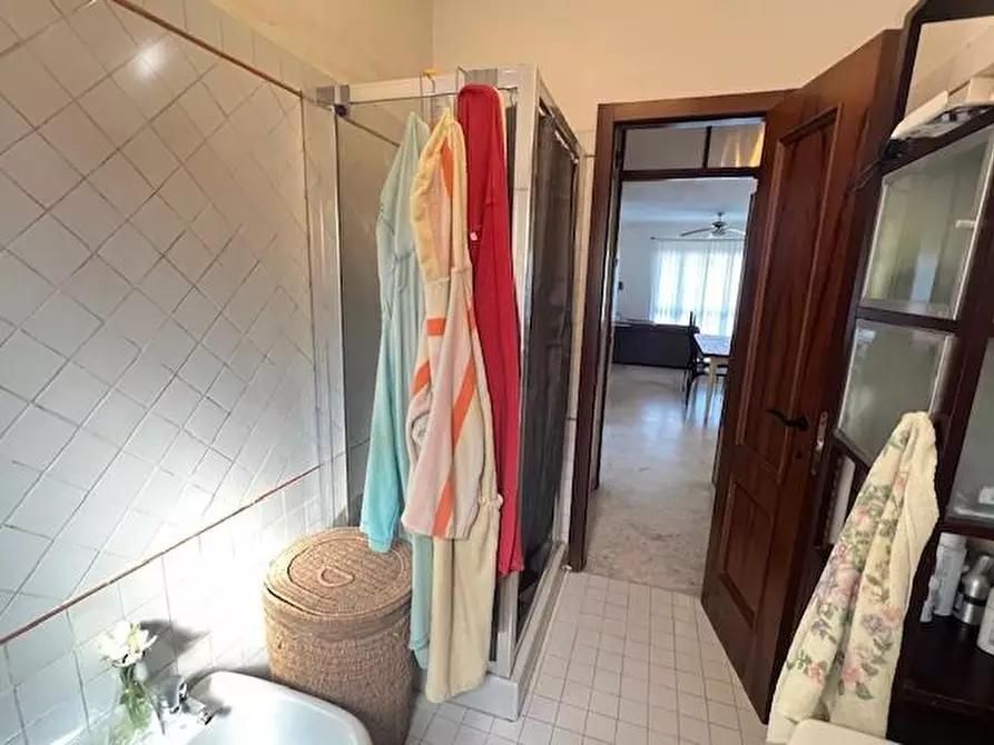 Immagine 14 di Villa in vendita  a Massa