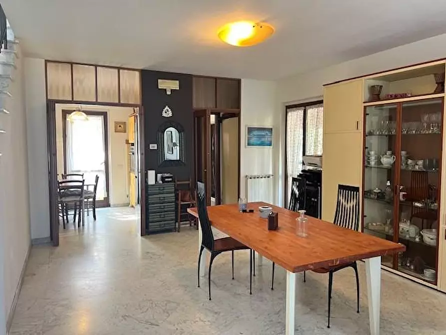 Immagine 5 di Villa in vendita  a Massa