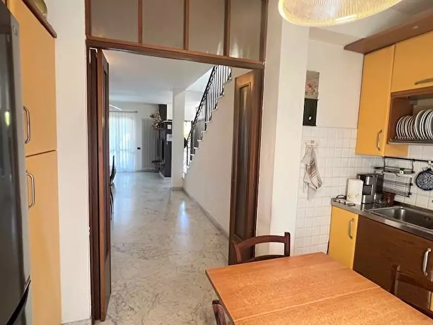 Immagine 10 di Villa in vendita  a Massa