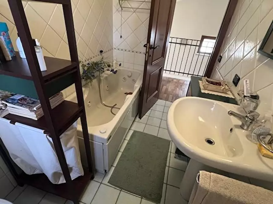 Immagine 41 di Villa in vendita  a Massa