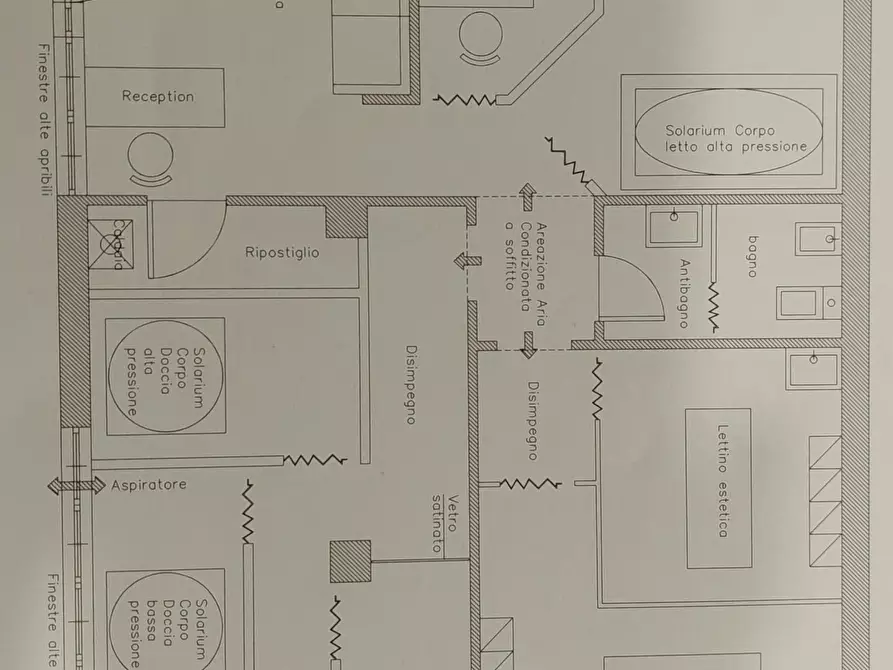 Immagine 1 di Negozio in vendita  a Carrara