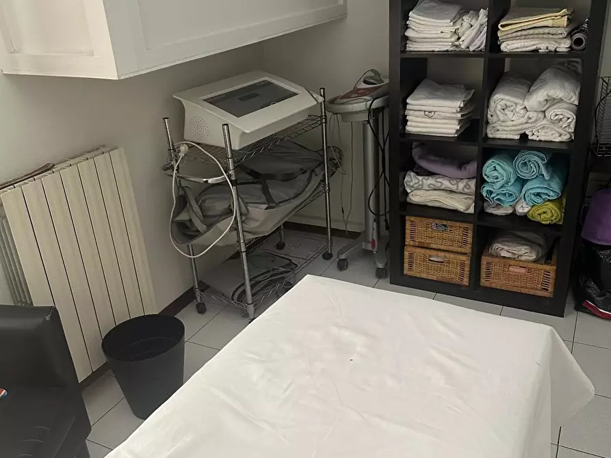 Immagine 6 di Negozio in vendita  a Carrara