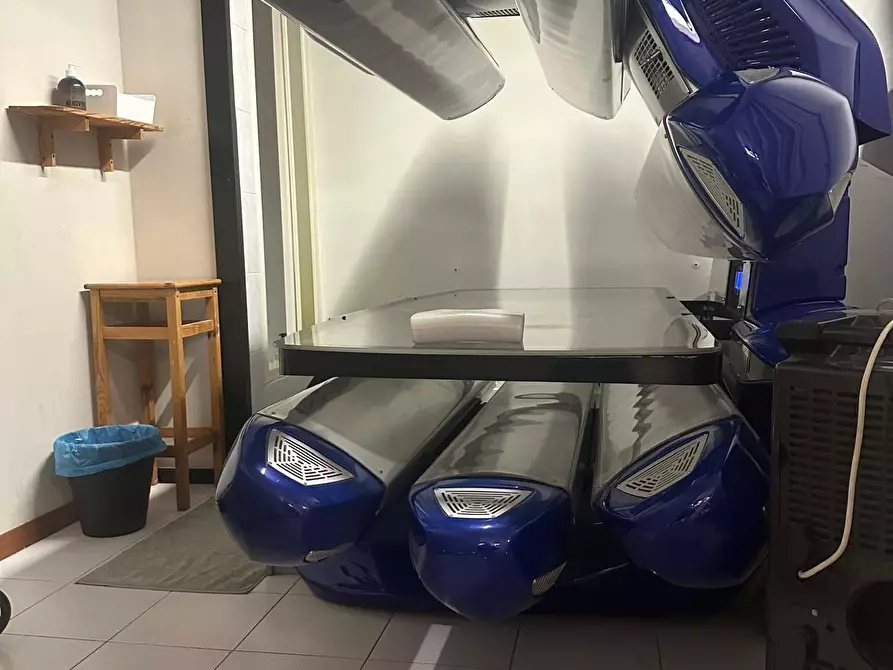 Immagine 5 di Negozio in vendita  a Carrara