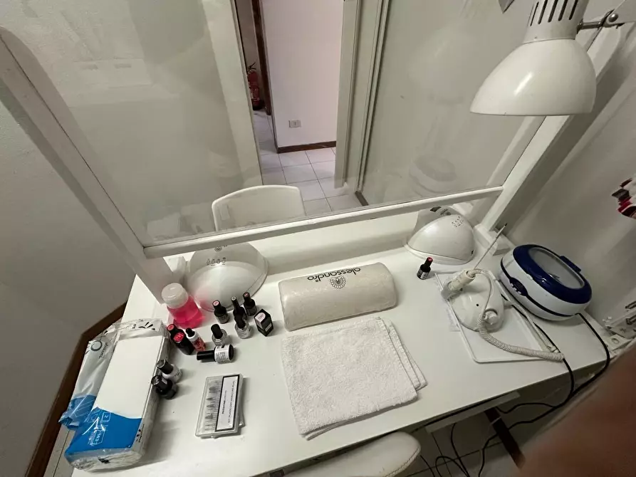 Immagine 4 di Negozio in vendita  a Carrara