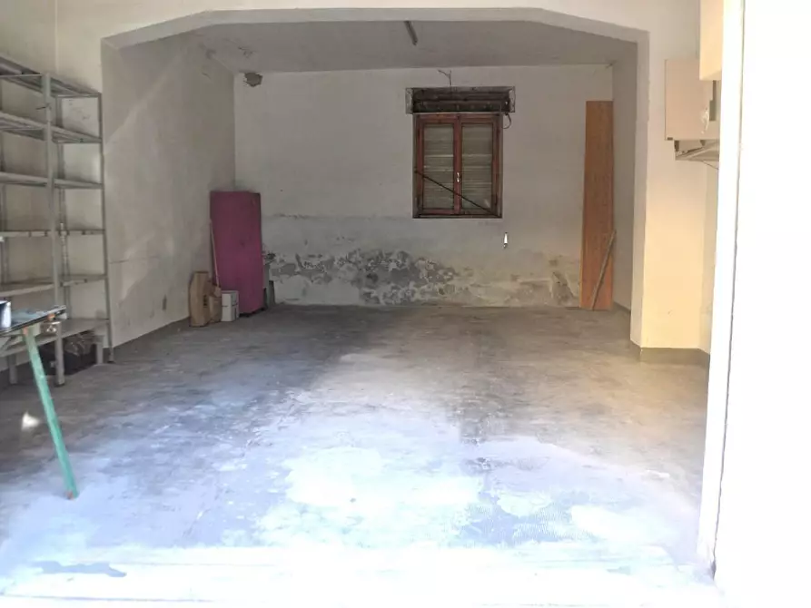Immagine 1 di Garage in vendita  a Poggibonsi