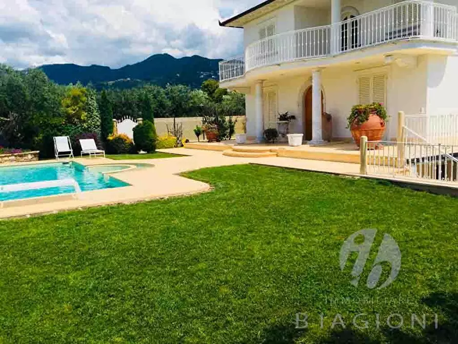Immagine 2 di Villa in vendita  a Forte Dei Marmi