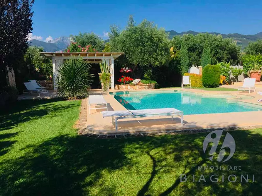 Immagine 8 di Villa in vendita  a Forte Dei Marmi