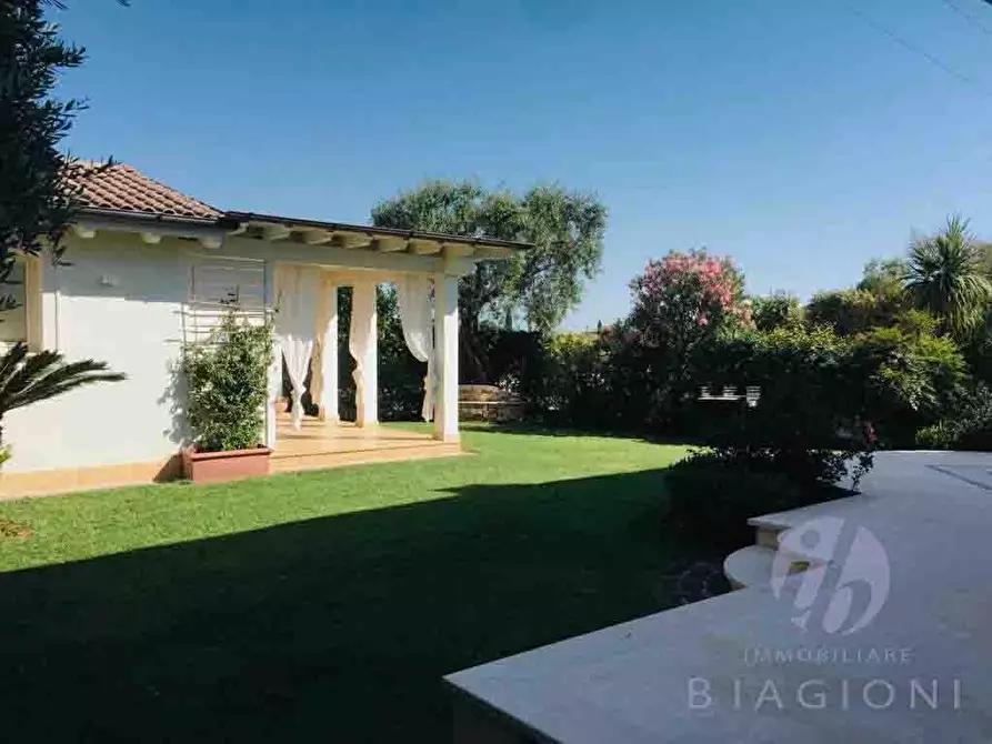 Immagine 15 di Villa in vendita  a Forte Dei Marmi