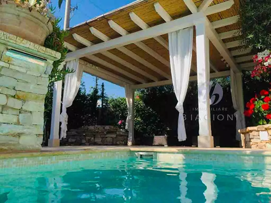 Immagine 3 di Villa in vendita  a Forte Dei Marmi