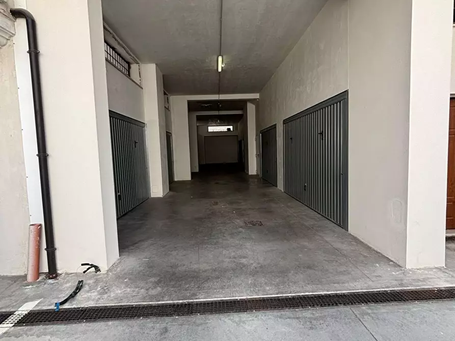 Immagine 7 di Garage in vendita  a Roma