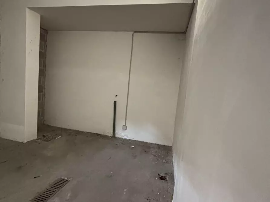 Immagine 2 di Garage in vendita  a Roma