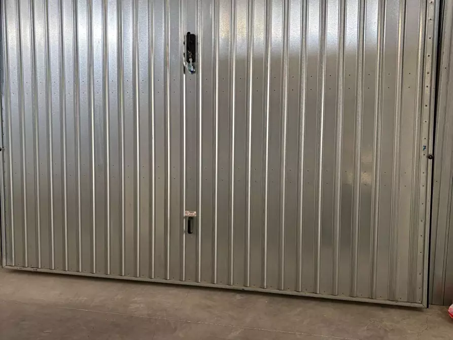 Immagine 1 di Garage in vendita  a Roma