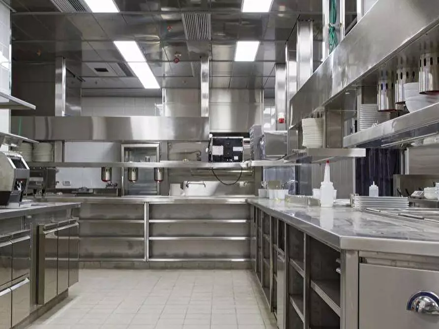 Immagine 4 di Bar / Ristorante in vendita  a Lucca