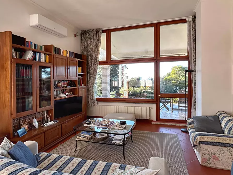 Immagine 7 di Villa in vendita  a Livorno