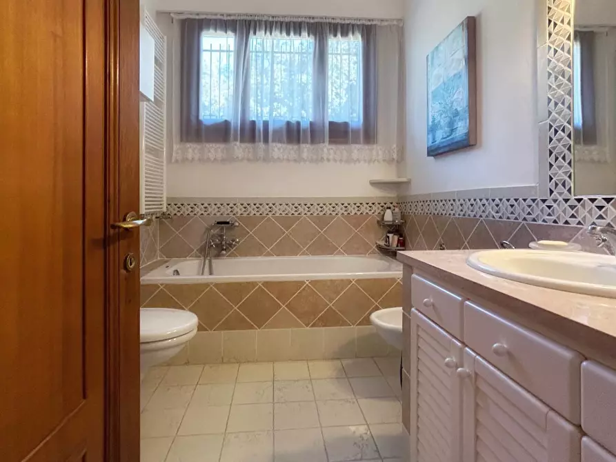 Immagine 15 di Villa in vendita  a Livorno