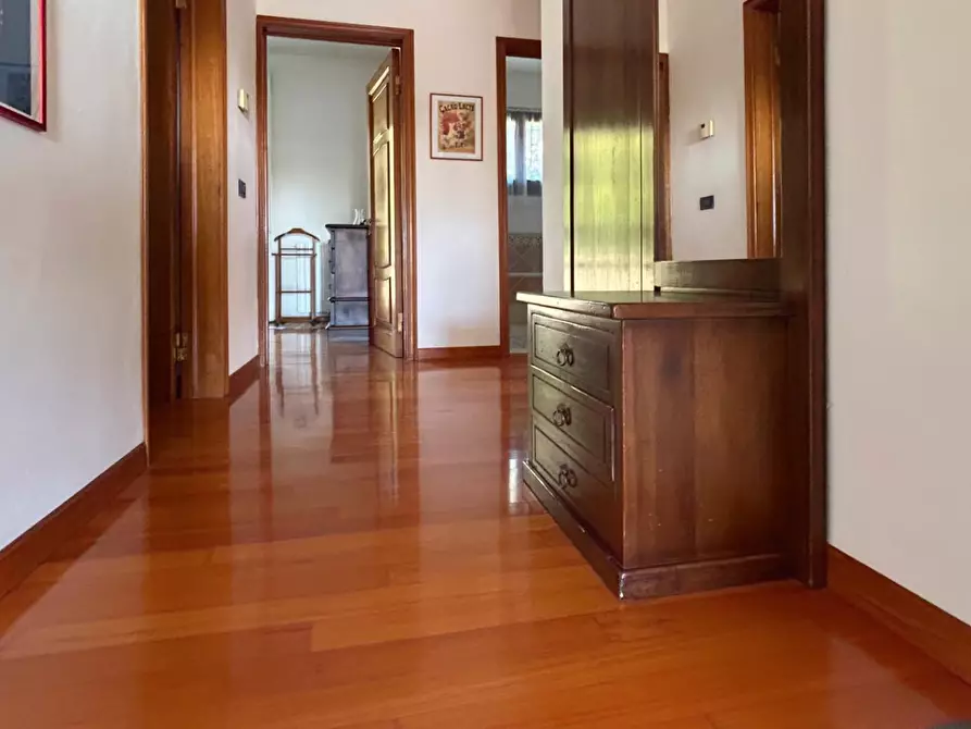 Immagine 11 di Villa in vendita  a Livorno