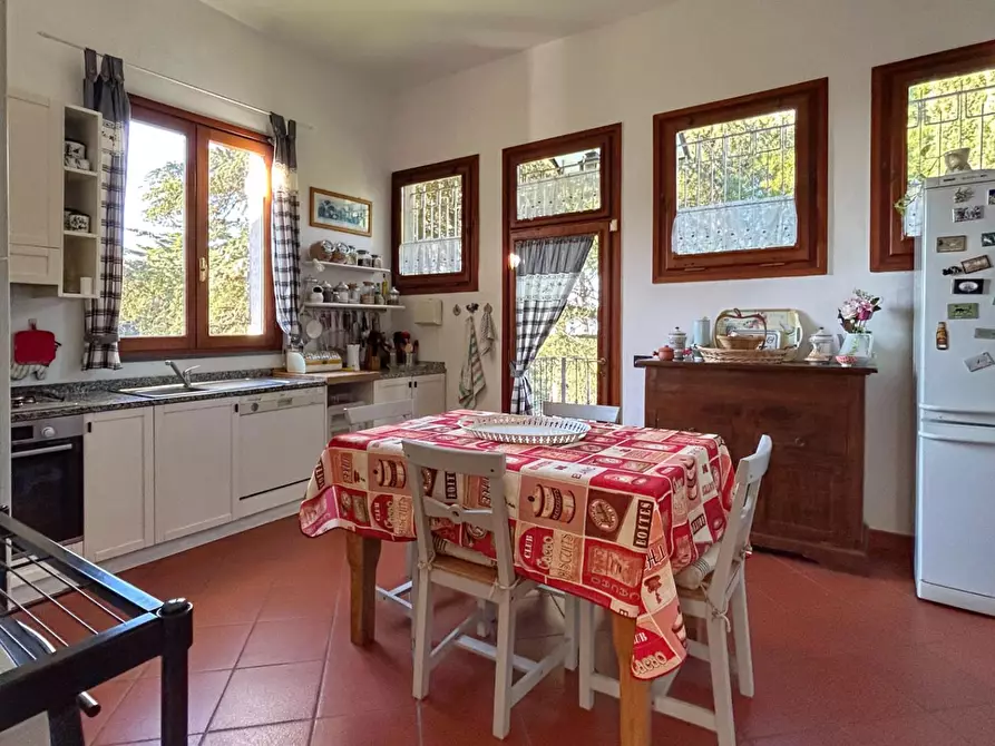 Immagine 10 di Villa in vendita  a Livorno