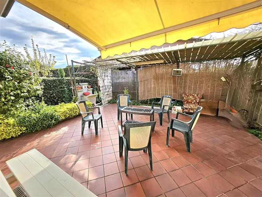 Immagine 1 di Casa bifamiliare in vendita  a Massa