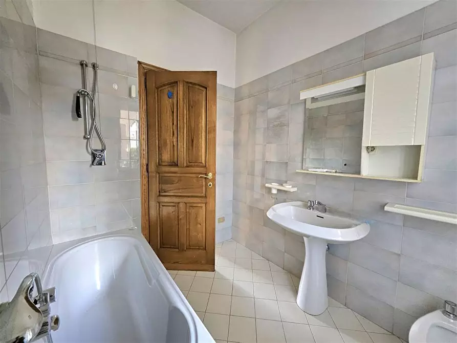 Immagine 11 di Casa bifamiliare in vendita  a Massa