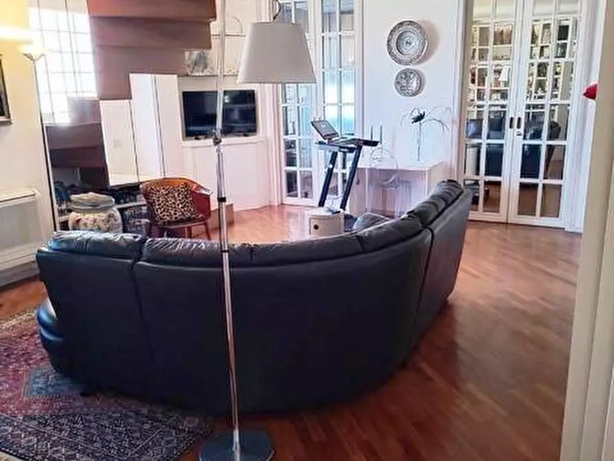 Immagine 2 di Villa in vendita  a Pisa