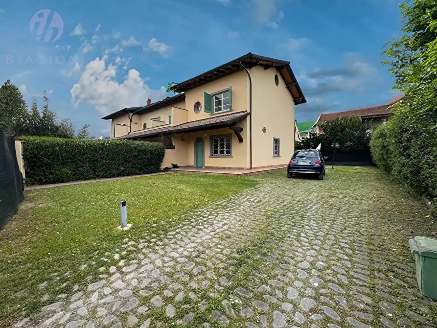 Immagine 2 di Casa bifamiliare in vendita  a Forte Dei Marmi