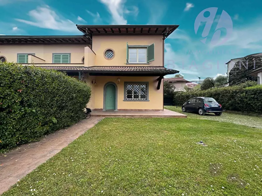 Immagine 1 di Casa bifamiliare in vendita  a Forte Dei Marmi