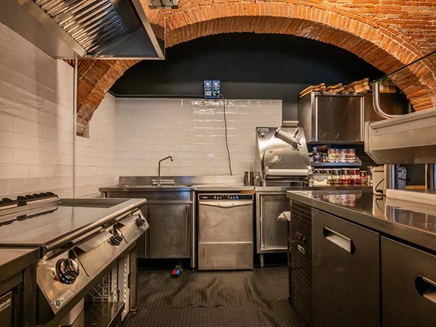 Immagine 23 di Attività commerciale in vendita  a Cascina