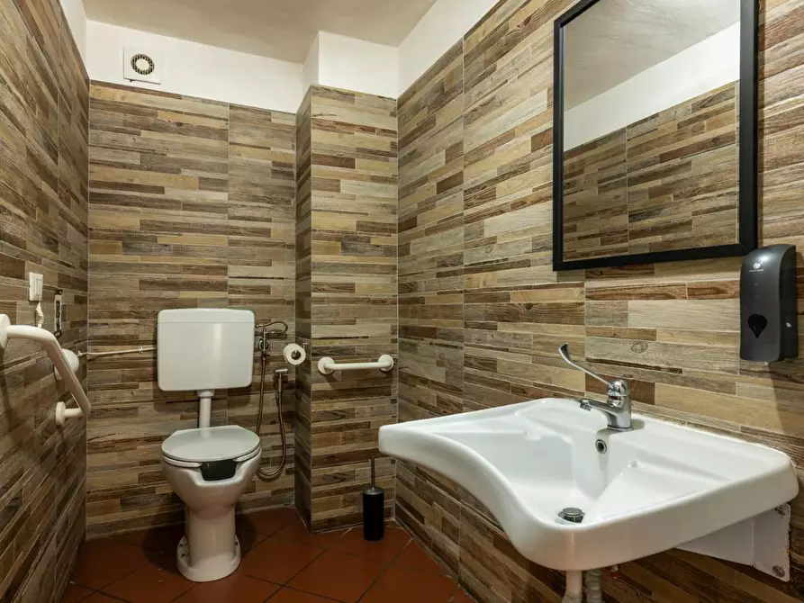 Immagine 20 di Attività commerciale in vendita  a Cascina