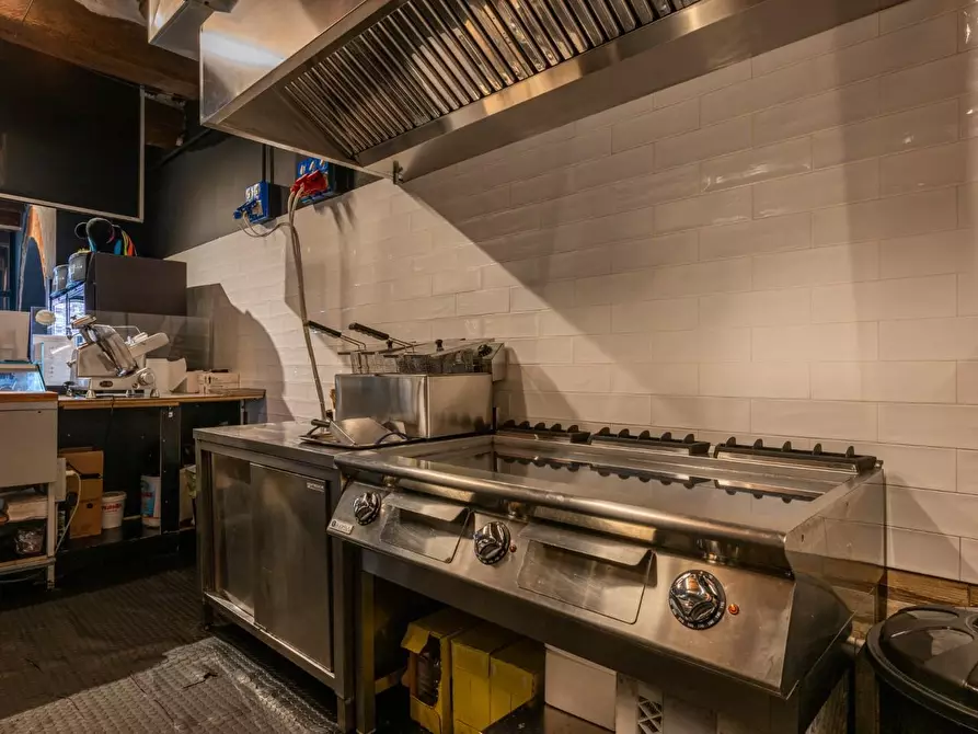 Immagine 25 di Attività commerciale in vendita  a Cascina