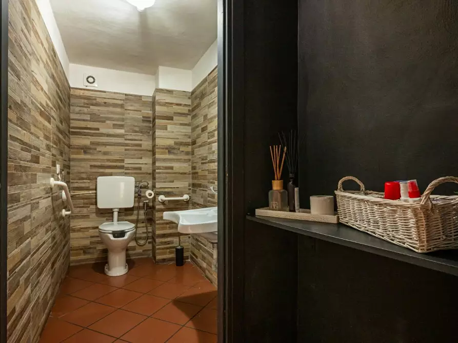 Immagine 21 di Attività commerciale in vendita  a Cascina