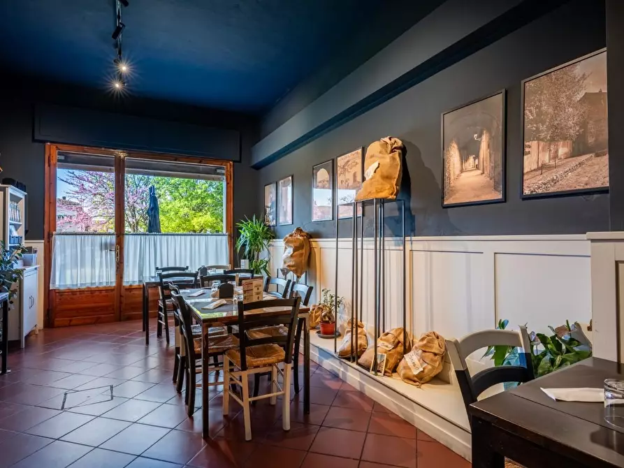 Immagine 30 di Attività commerciale in vendita  a Cascina