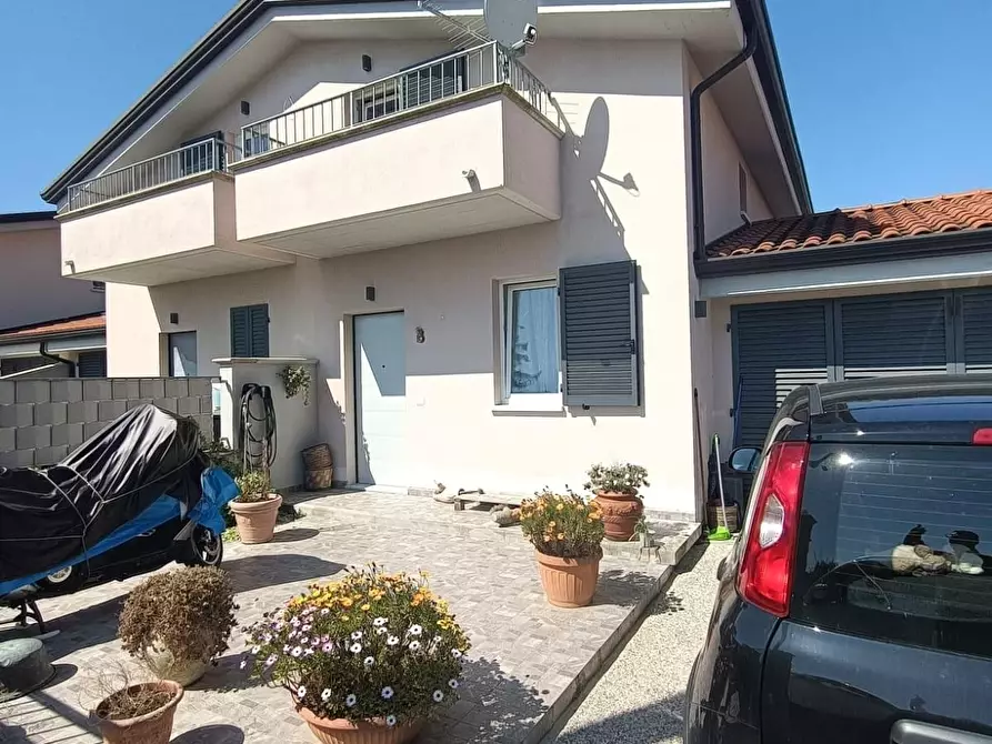 Immagine 2 di Casa semindipendente in vendita  a Carrara