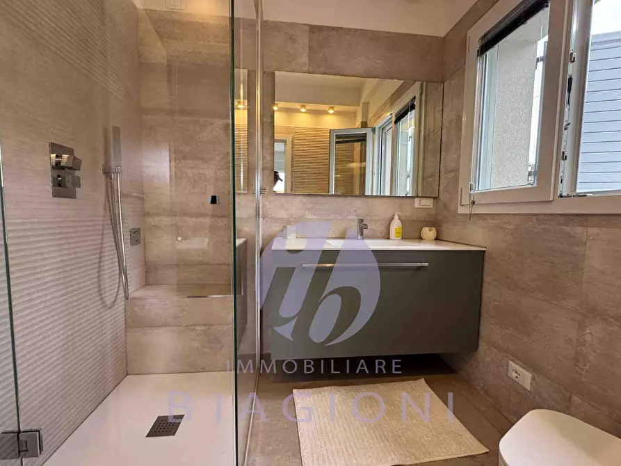 Immagine 11 di Appartamento in vendita  a Montignoso