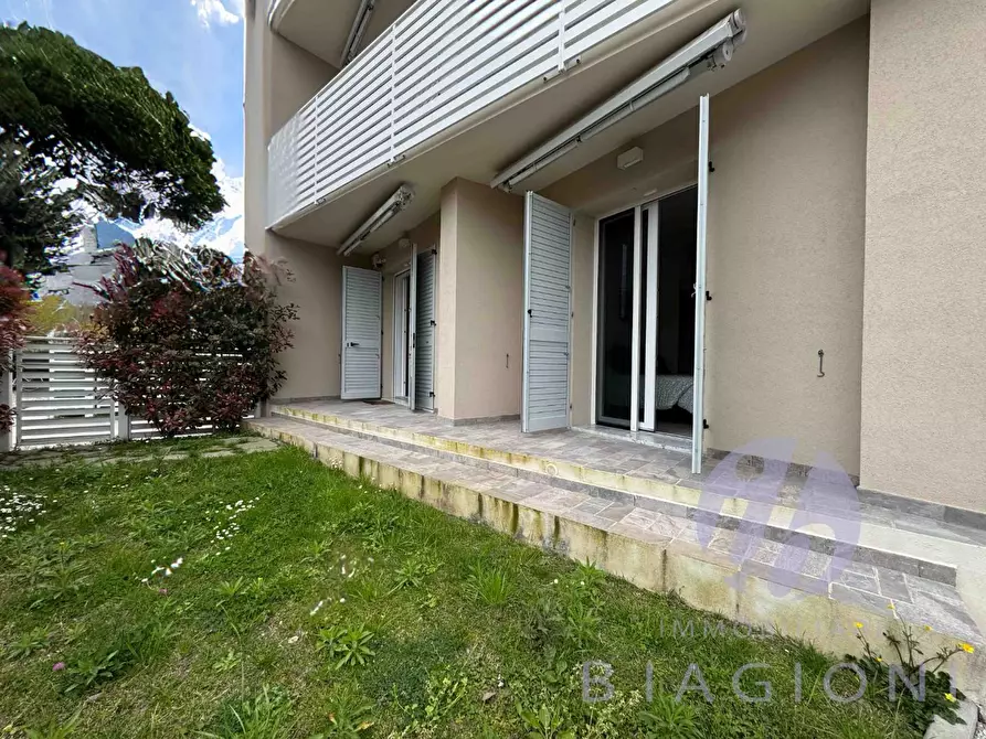 Immagine 1 di Appartamento in vendita  a Montignoso