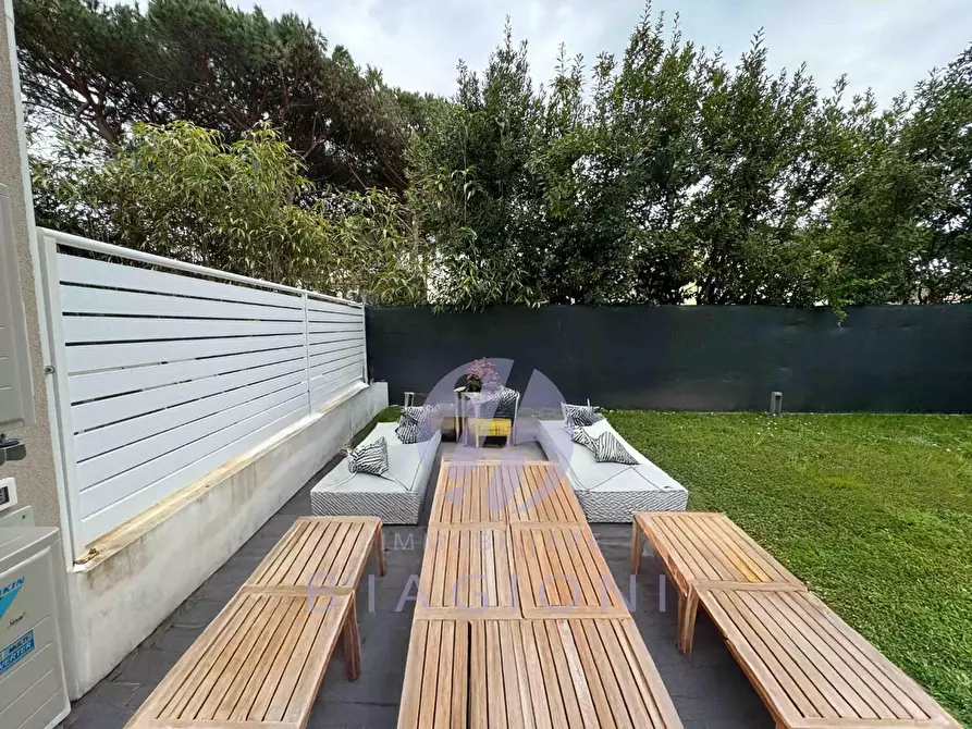 Immagine 3 di Appartamento in vendita  a Montignoso