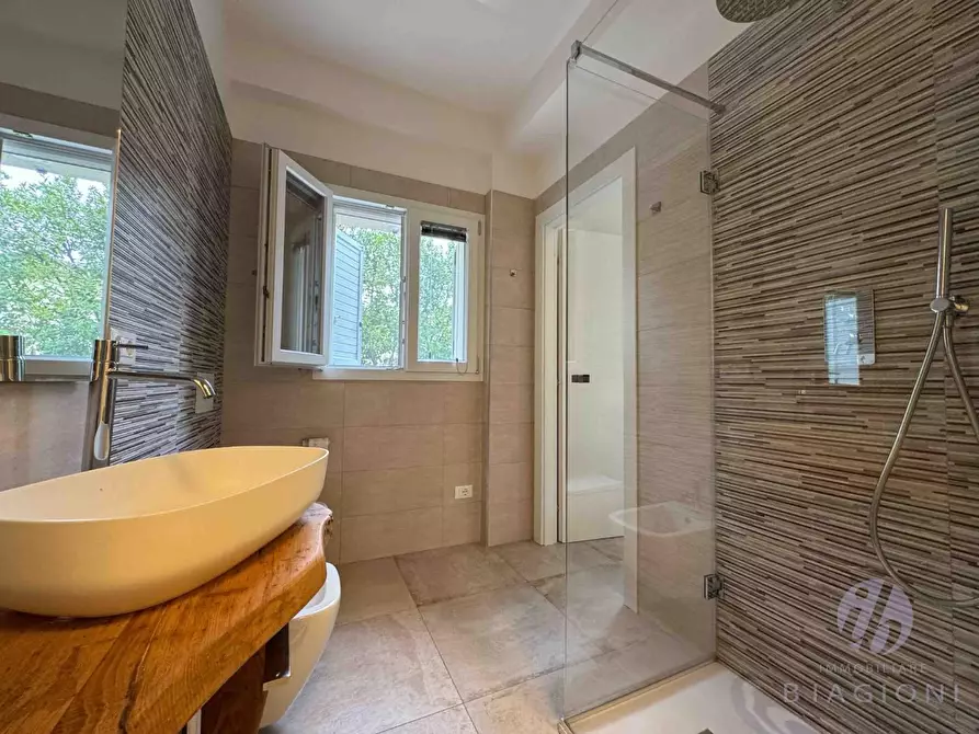 Immagine 13 di Appartamento in vendita  a Montignoso