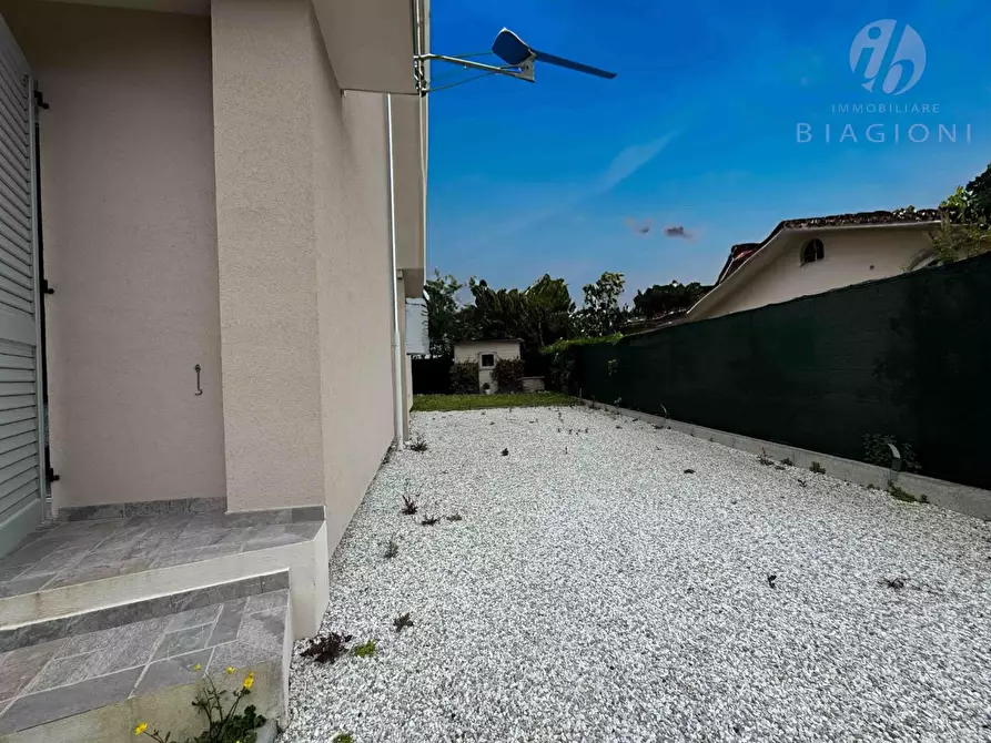 Immagine 2 di Appartamento in vendita  a Montignoso