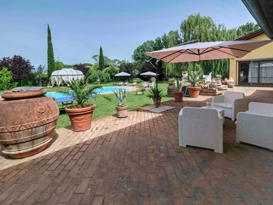 Immagine 3 di Villa in vendita  a Pisa