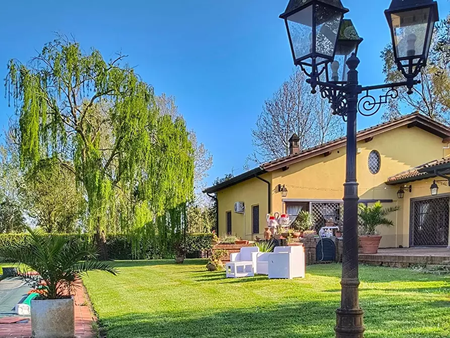 Immagine 4 di Villa in vendita  a Pisa