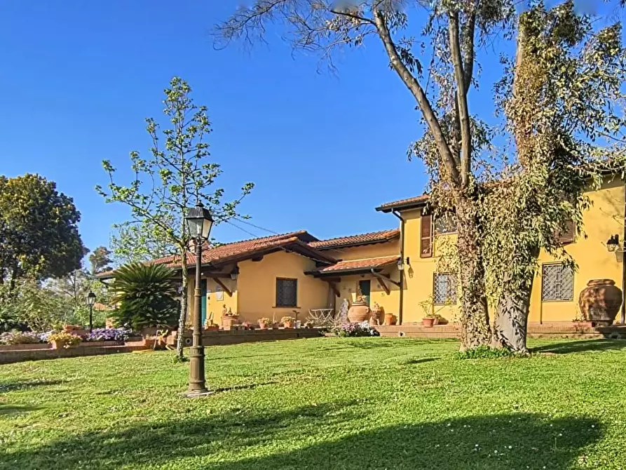 Immagine 2 di Villa in vendita  a Pisa