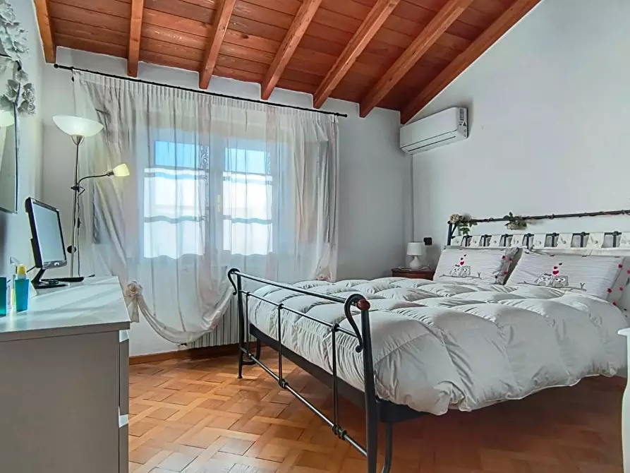 Immagine 15 di Villa in vendita  a Pisa