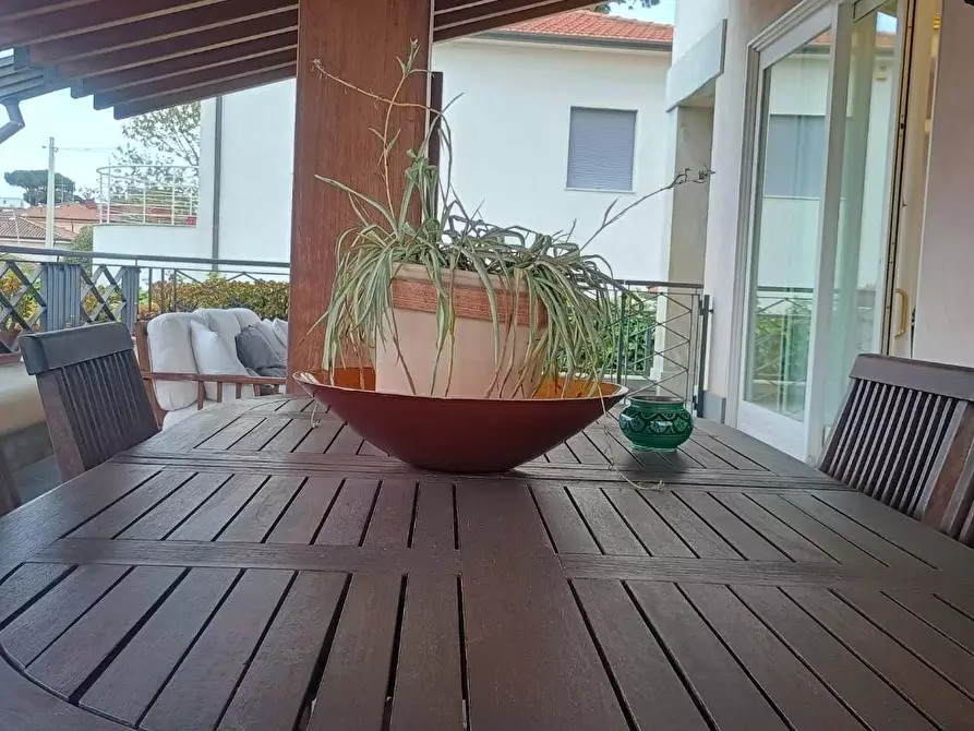 Immagine 4 di Villa in vendita  a Camaiore