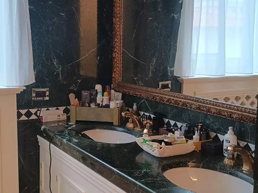 Immagine 36 di Villa in vendita  a Camaiore