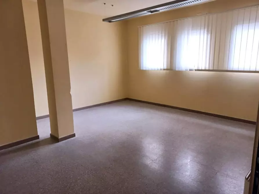 Immagine 4 di Locale commerciale in affitto  a Santa Croce Sull'arno