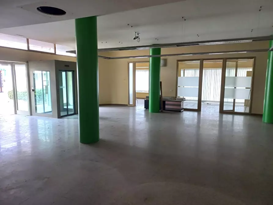 Immagine 2 di Locale commerciale in affitto  a Santa Croce Sull'arno