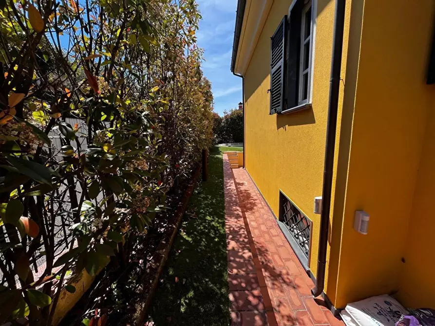 Immagine 12 di Villa in vendita  a Sarzana