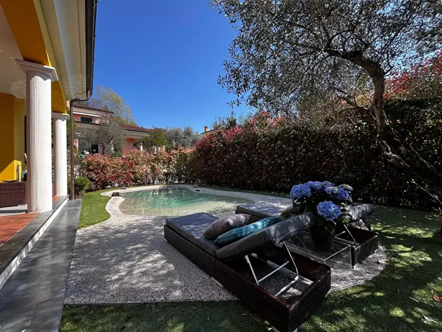 Immagine 2 di Villa in vendita  a Sarzana